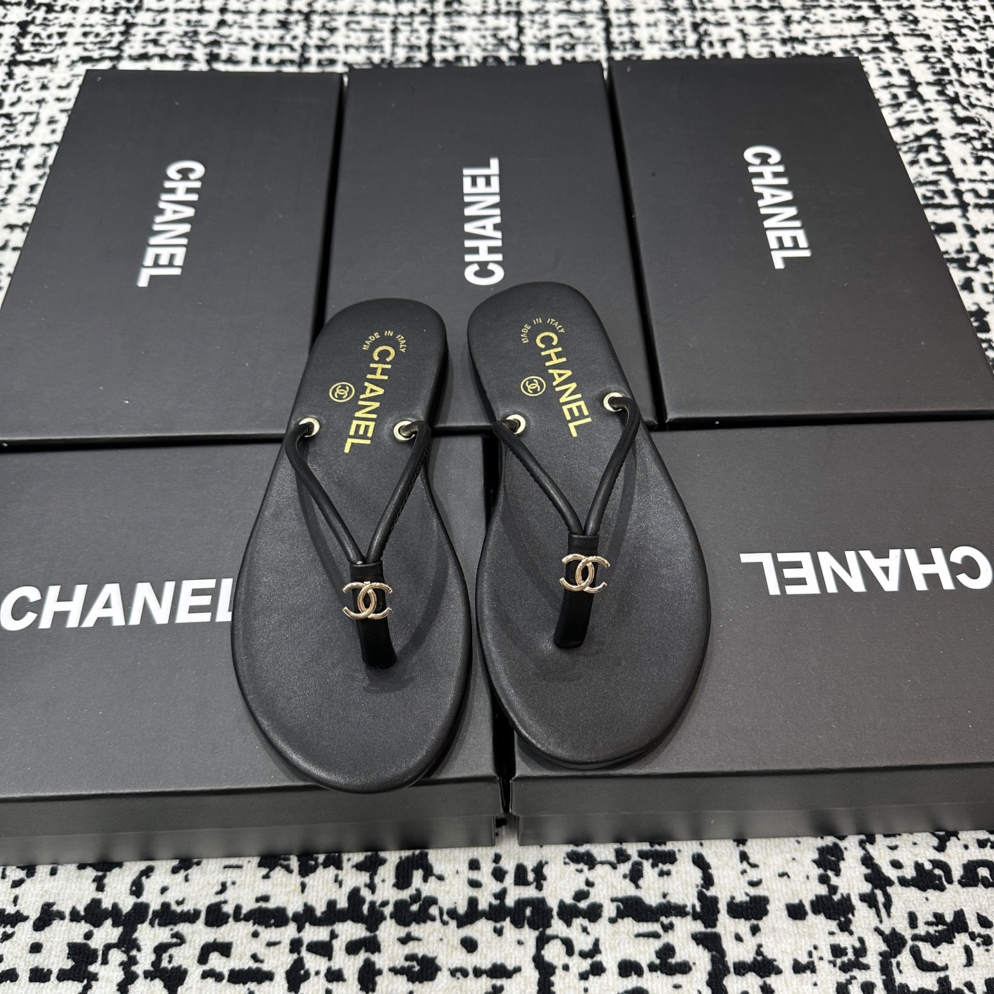 Chanel Logo Flip-Flops - Black & White