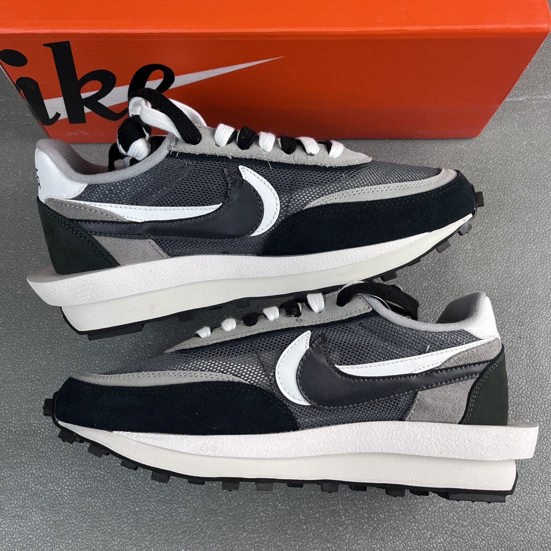 Nike x sacai Sneakers detail 2