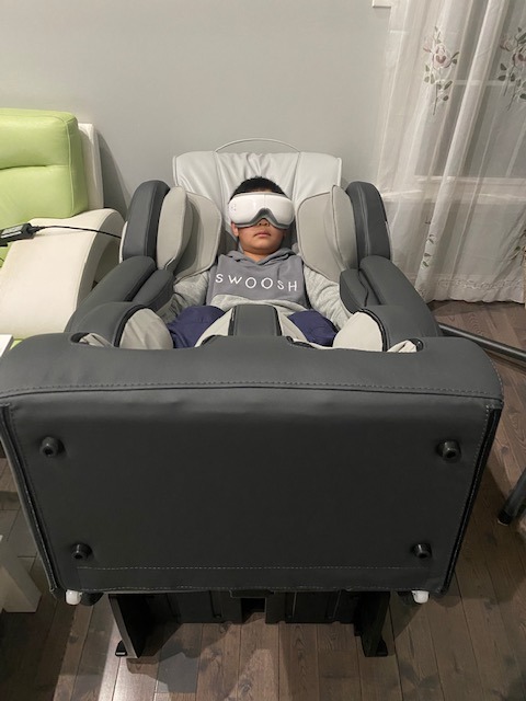 Full Body Zero Gravity Shiatsu Massage Chair with Built-in Heat