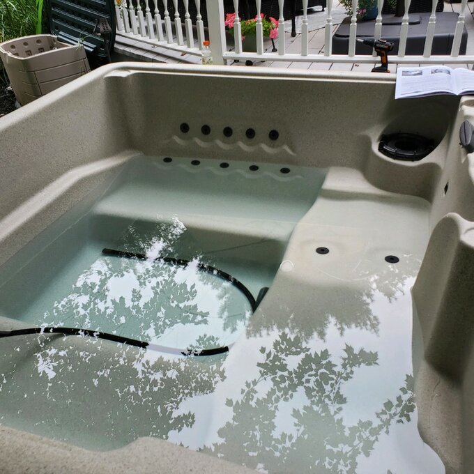Lifesmart Spas Lifesmart 5 - Person 28 - Jet Rectangular Plug &