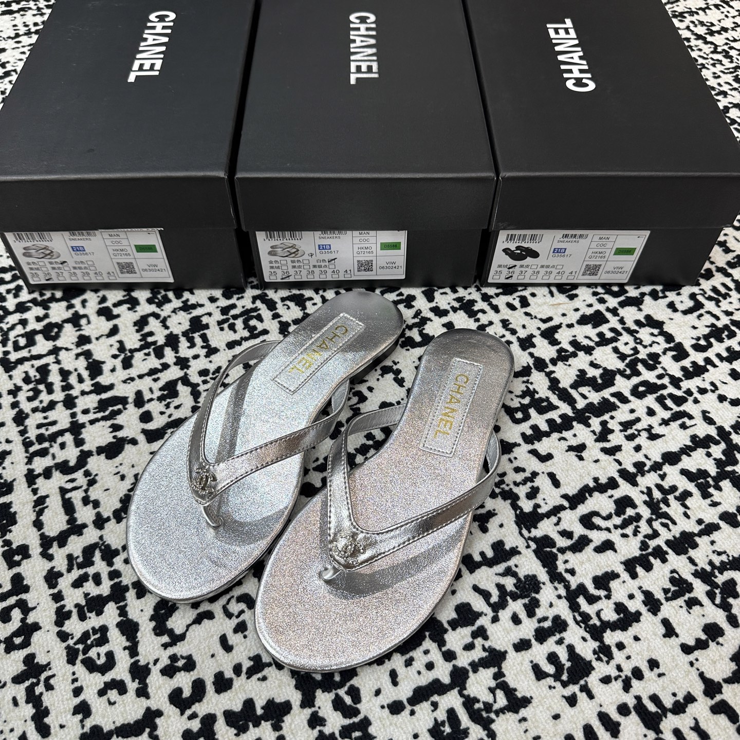 Chanel Logo Flip-Flops - Black & Silver