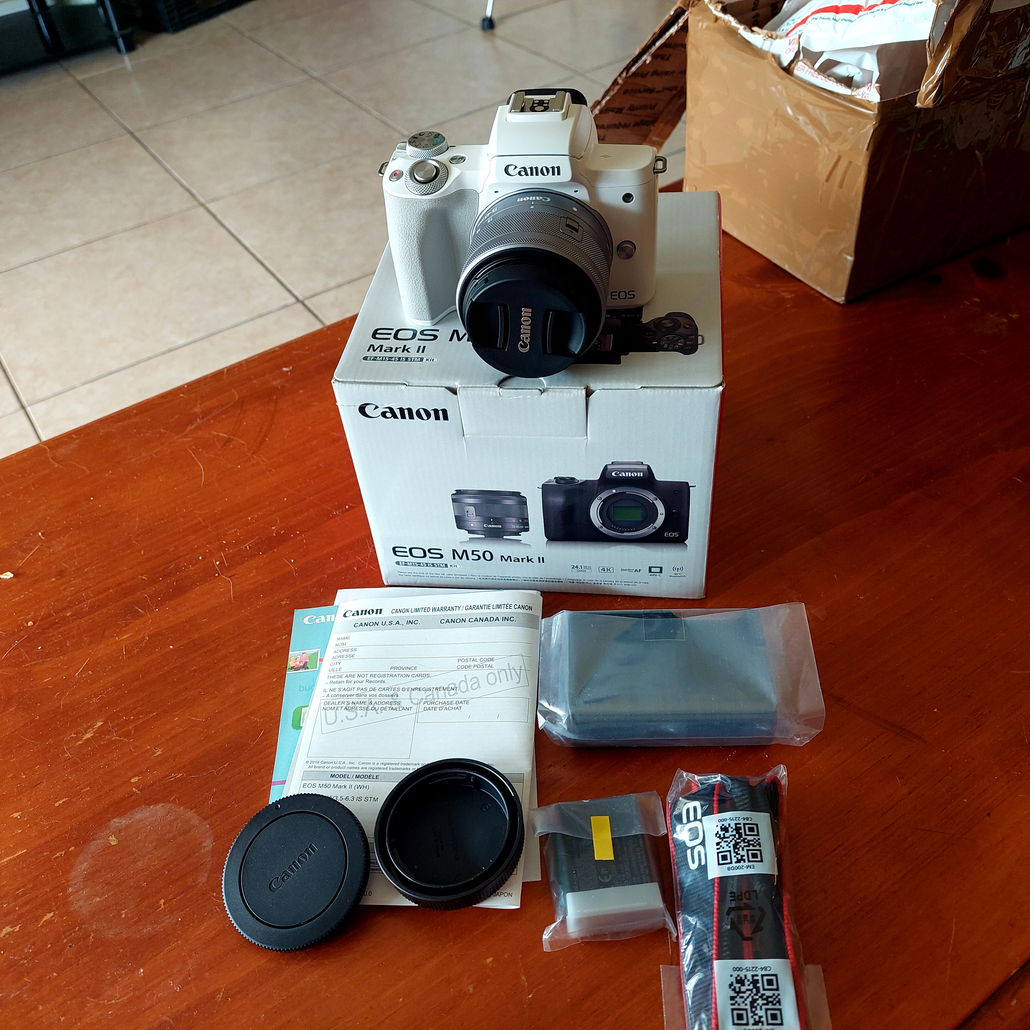 Canon EOS M50 Mark II + EF-M 15-45mm is STM Kit White