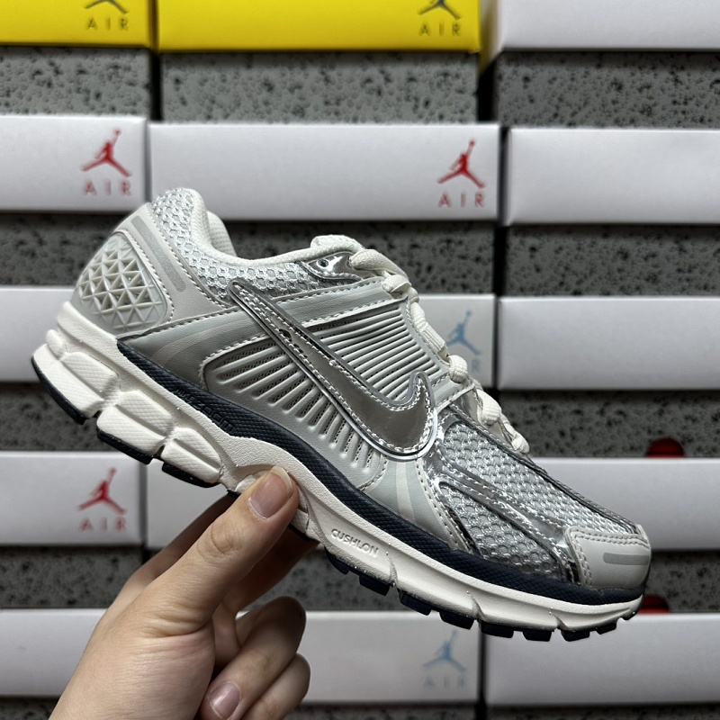 Nike Air Zoom Vomero 5 Sneakers