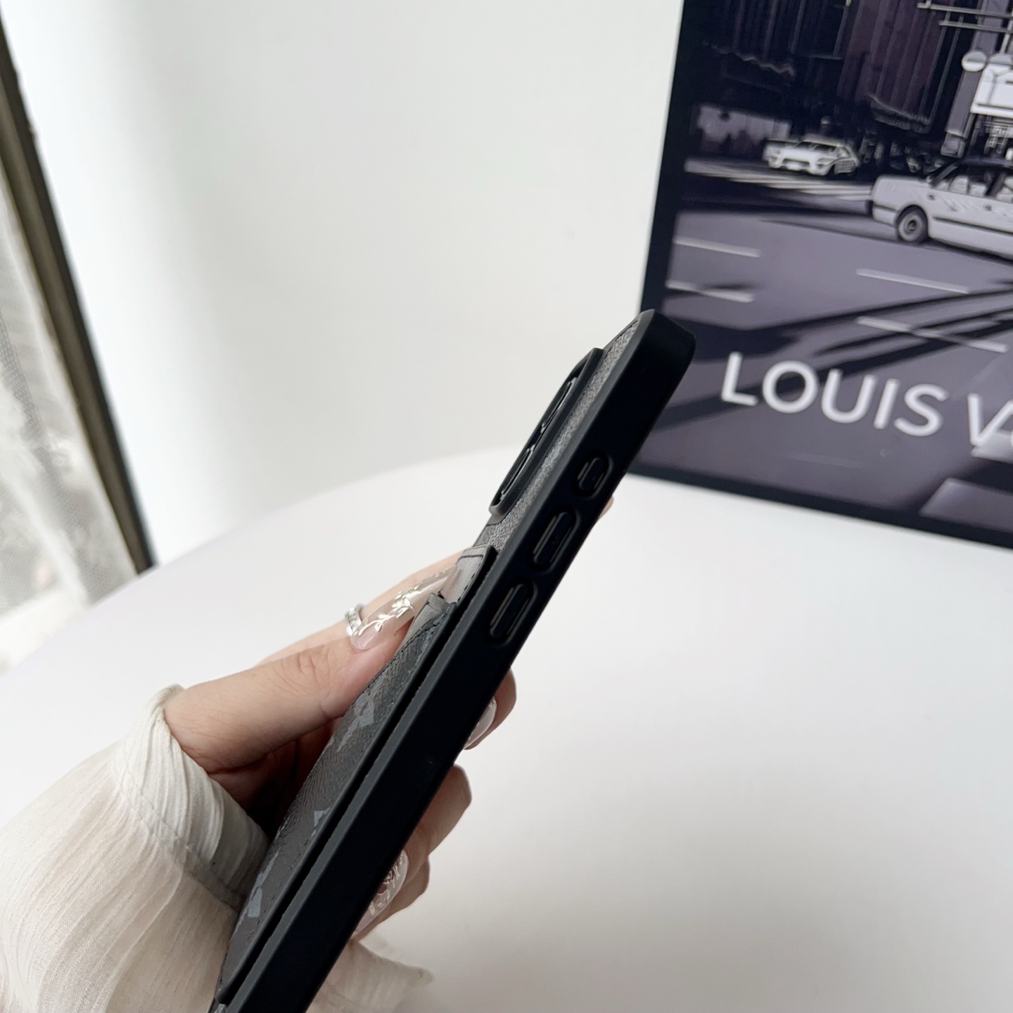LV & Gucci Carbon Fiber Pattern Phone Case - Premium Material with Leather Finish, V-Shaped Card Holder