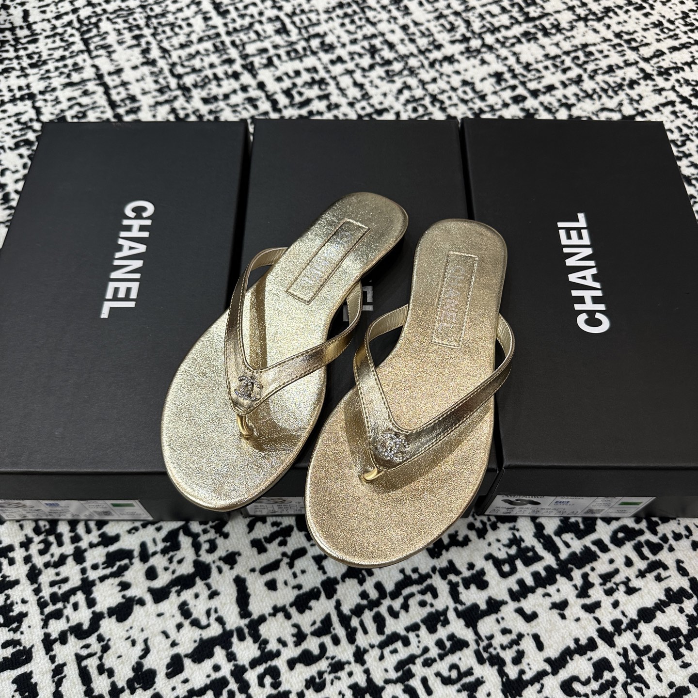 Chanel Logo Flip-Flops - Gold
