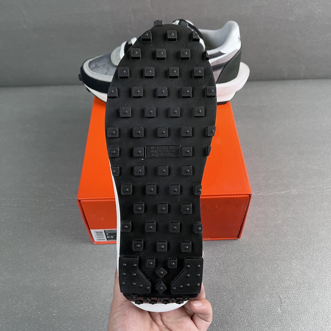 Nike x sacai Sneakers detail 2
