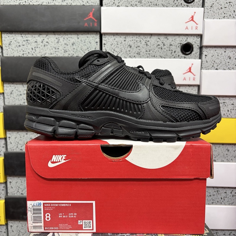 Nike Air Zoom Vomero 5 Sneakers