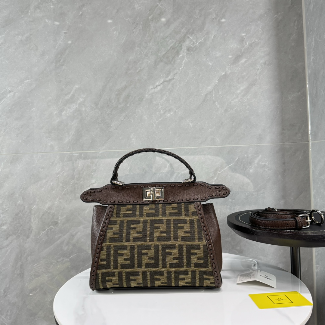 High quality Fendi Handheld Crossbody Bag