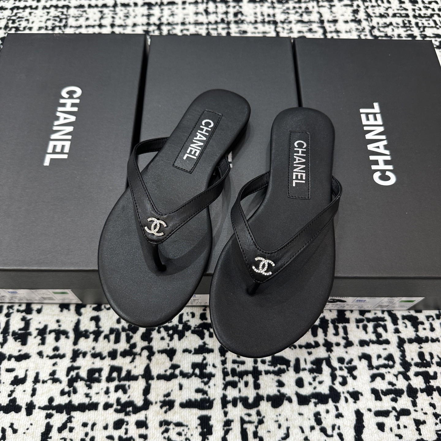 Chanel Logo Flip-Flops - Black & Silver