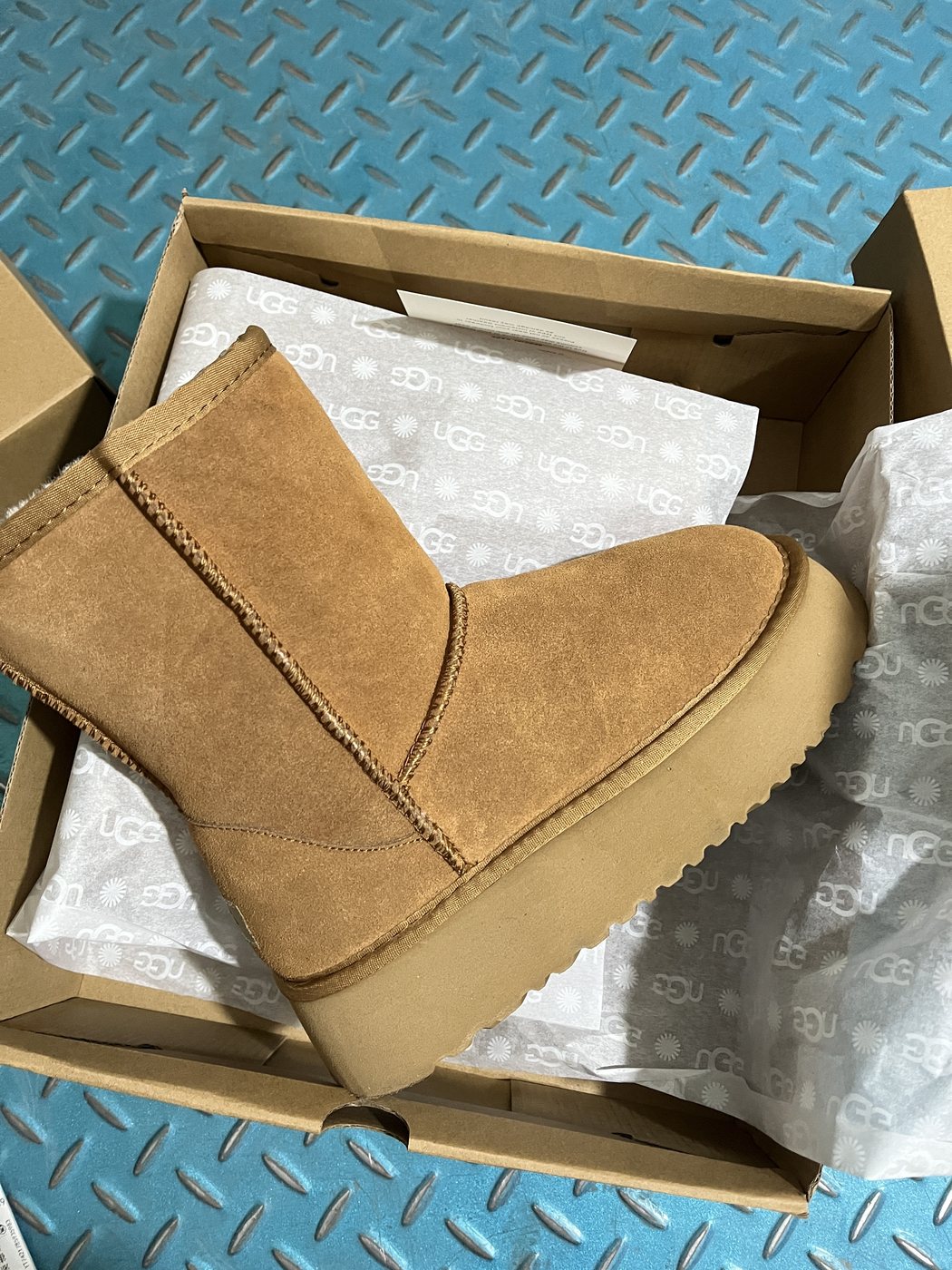 UGG 5825 Classic Short Platform Boots