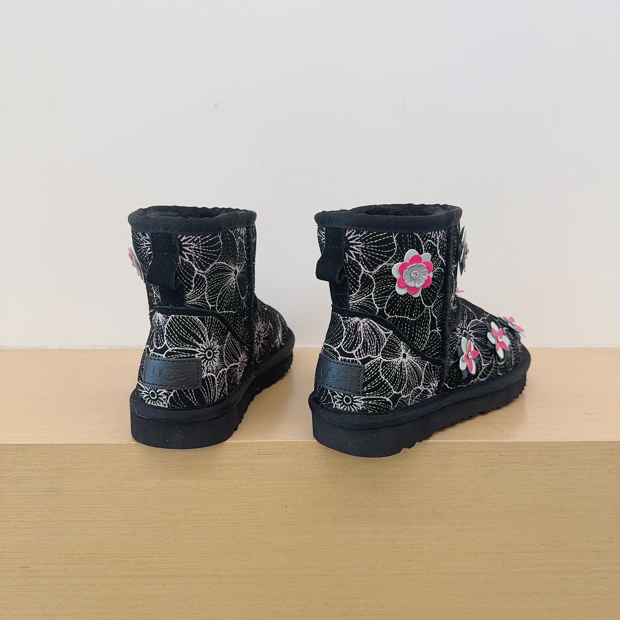 Floral Embroidered Low-Cut Boots 5854