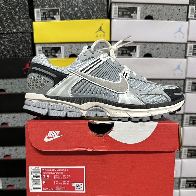 Nike Air Zoom Vomero 5 Sneakers