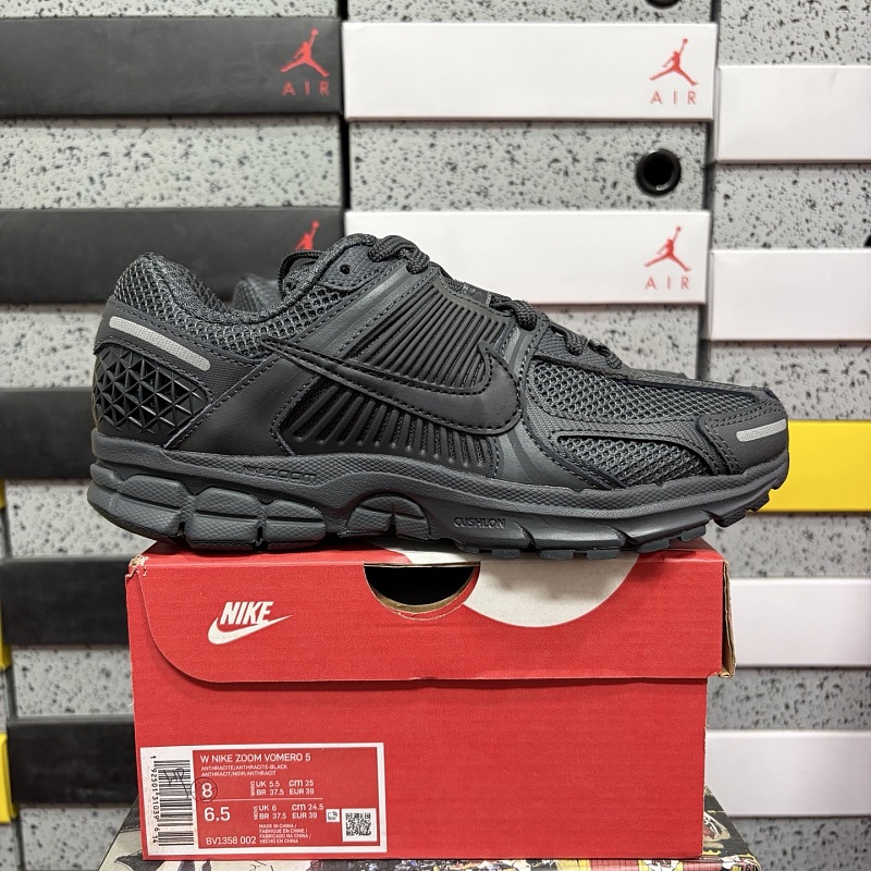Nike Air Zoom Vomero 5 Sneakers