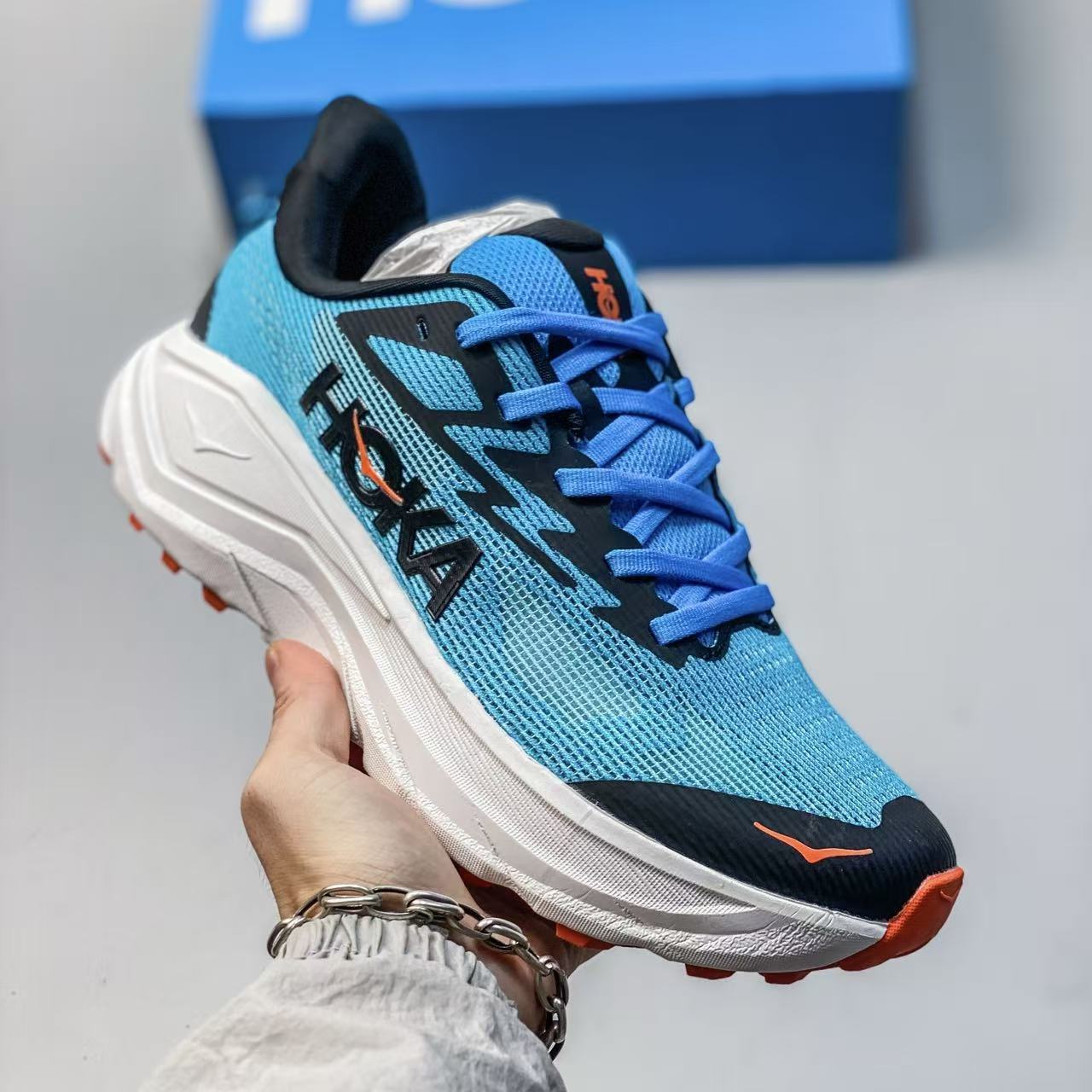 Hoka Challenger 8