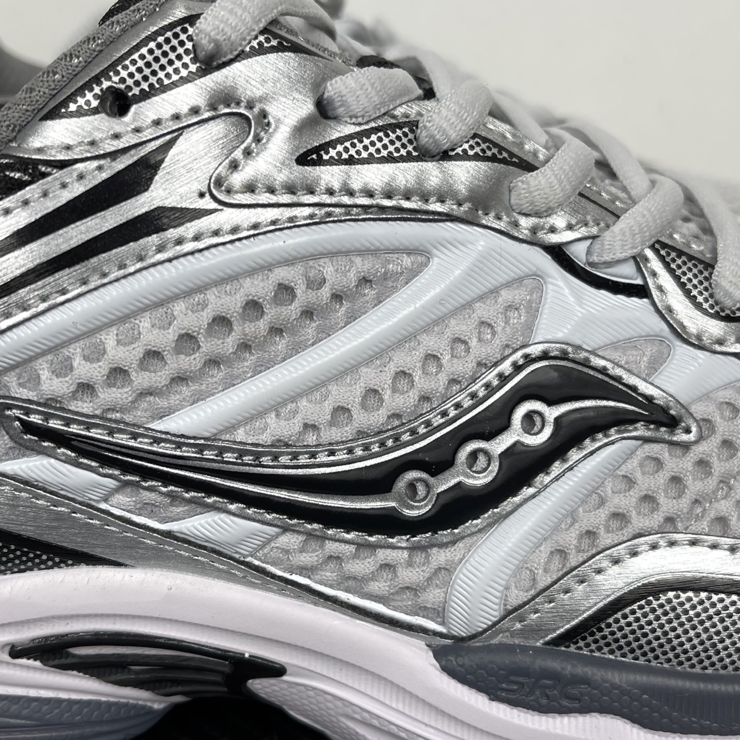 Saucony ProGrid Omni 9 detail 6