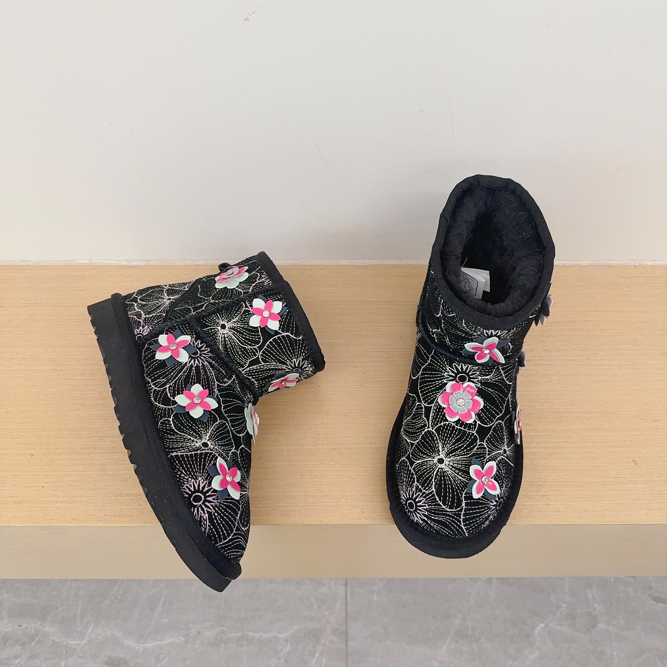 Floral Embroidered Low-Cut Boots 5854