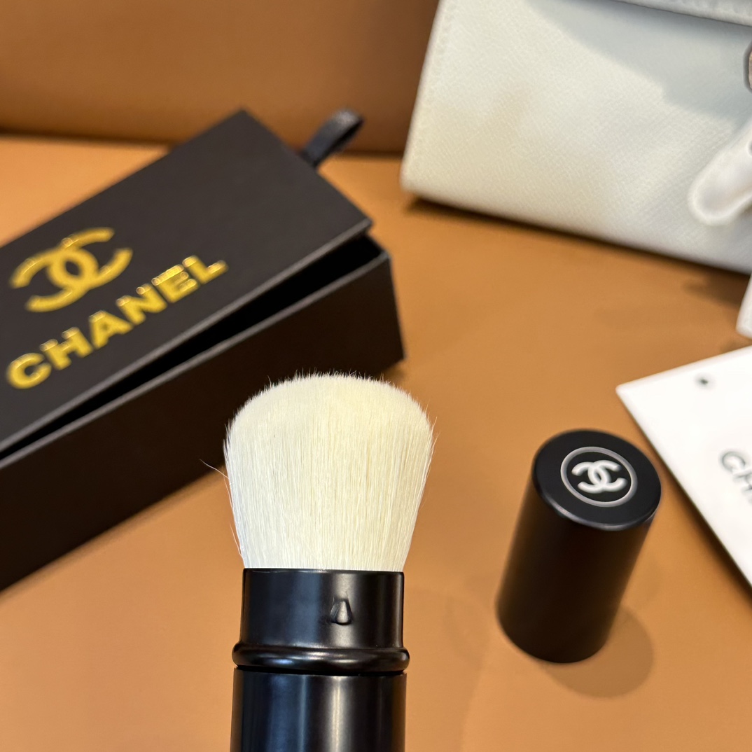 CHANEL  Retractable Portable Makeup Brush
