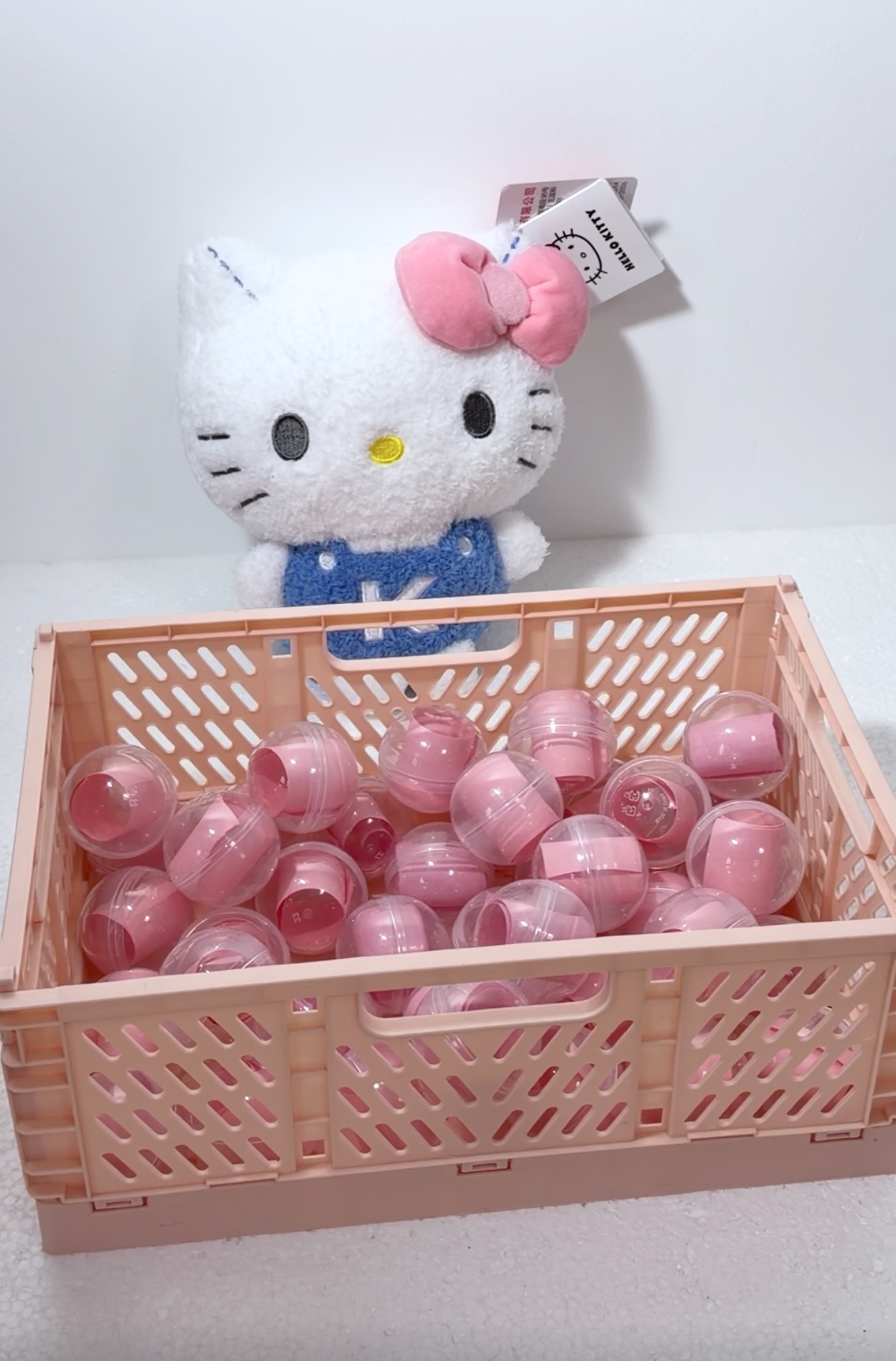 HK Red bow kitty Mystery Scoop