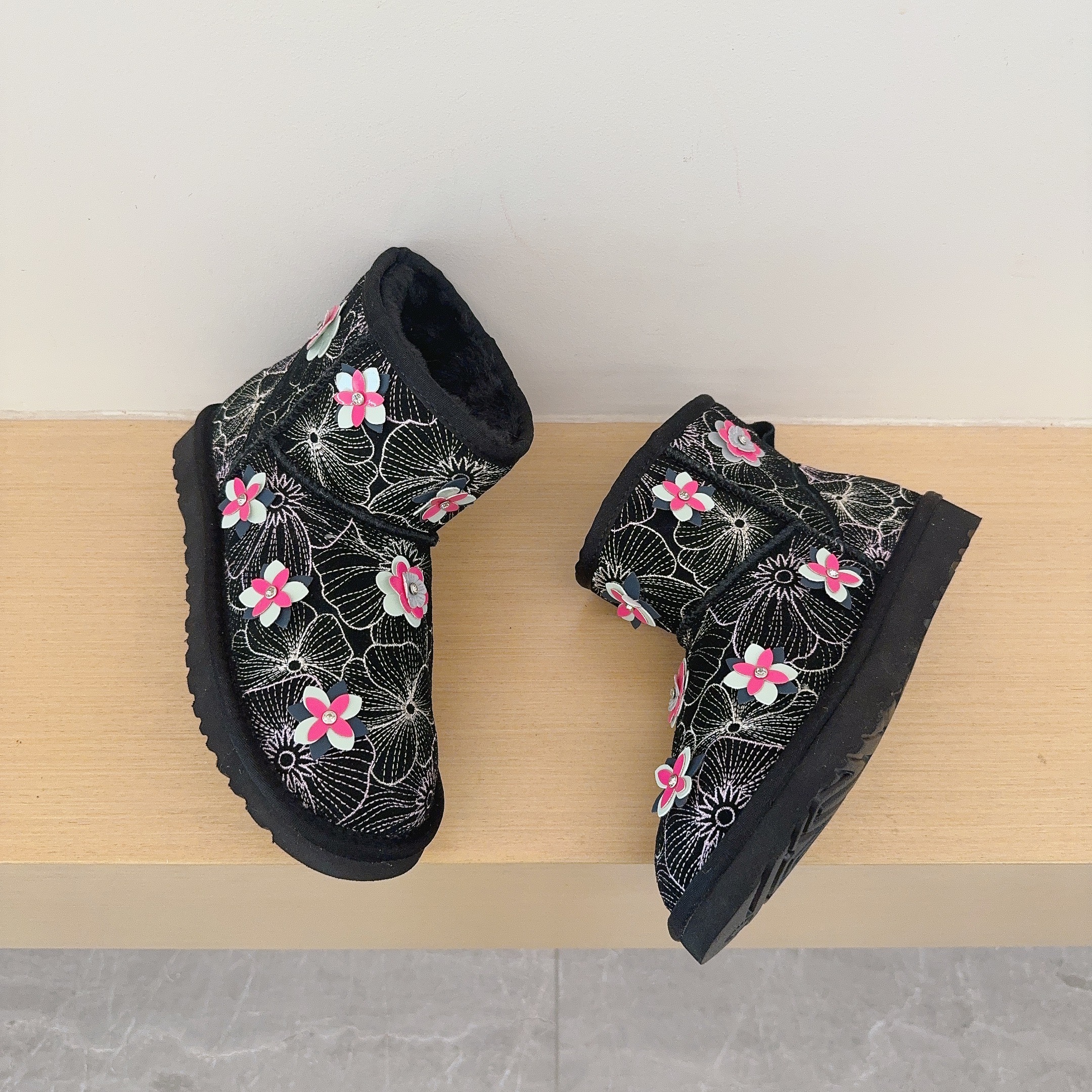 Floral Embroidered Low-Cut Boots 5854