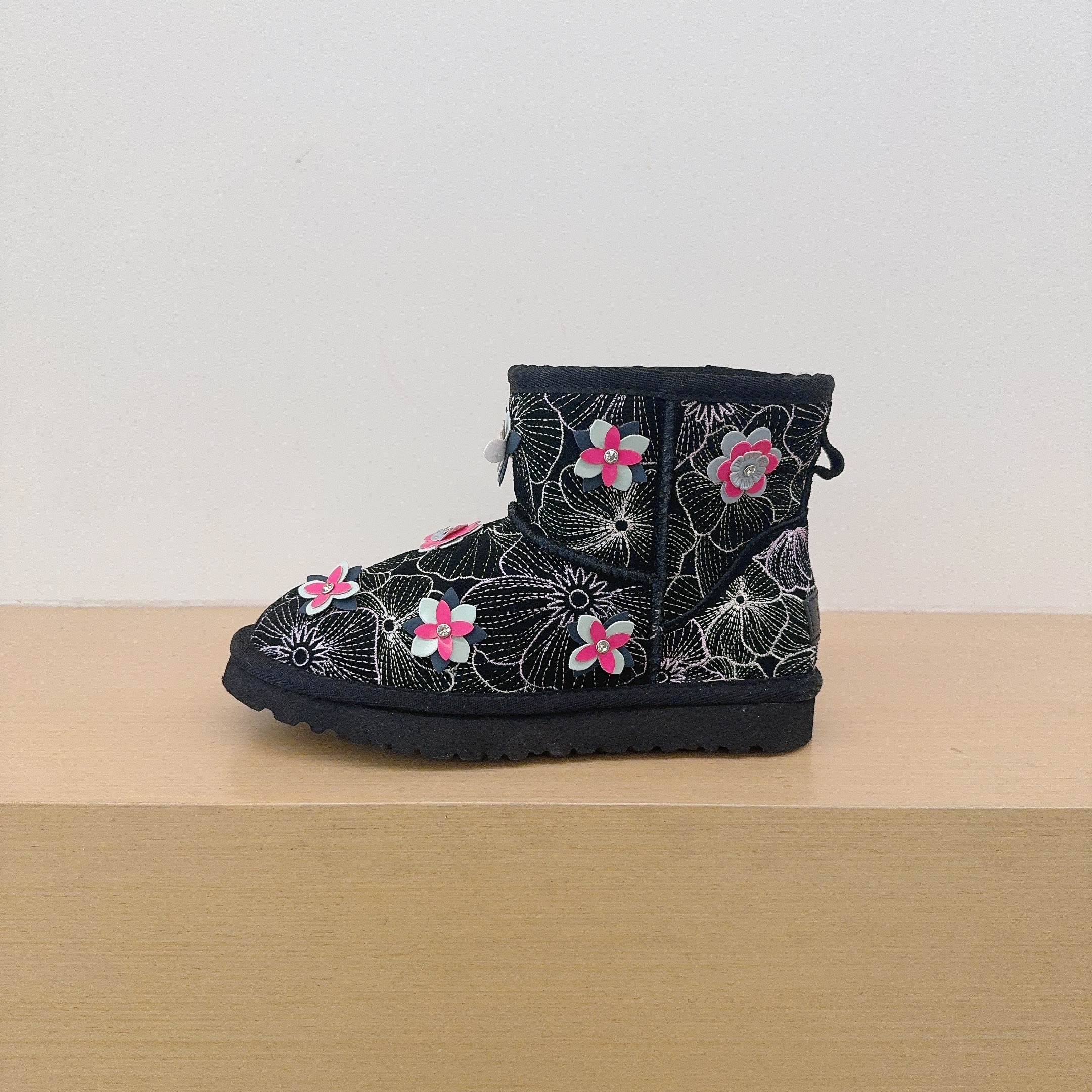 Floral Embroidered Low-Cut Boots 5854