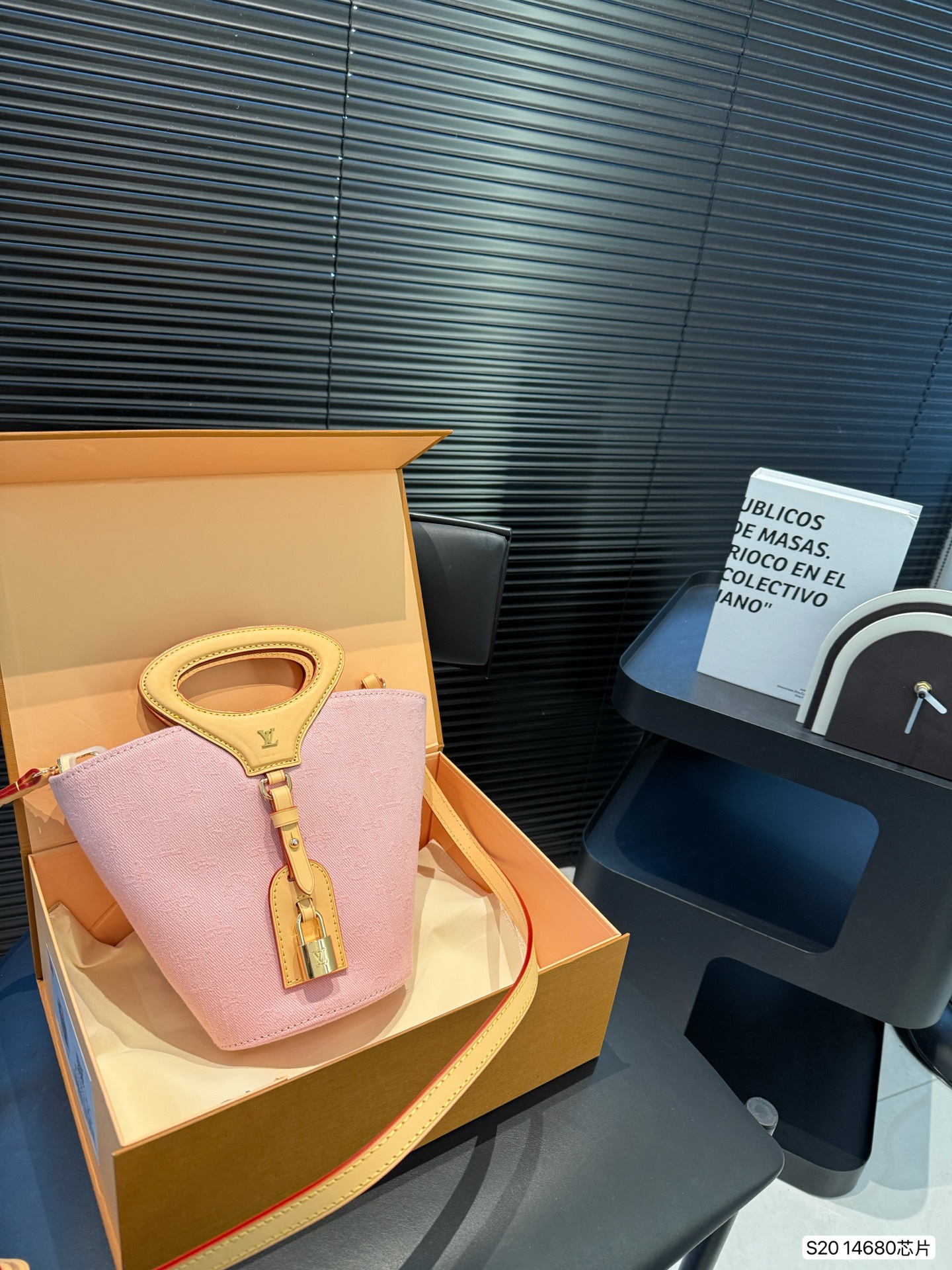 LOUIS VUITTON bucket bag