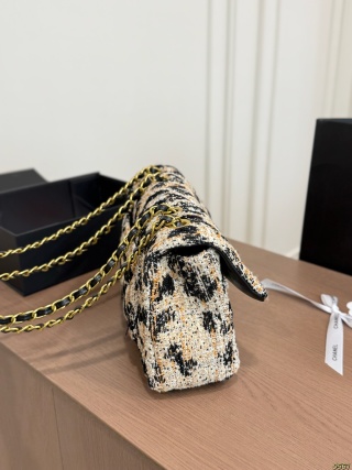 CHANEL Maxi Flap Bag