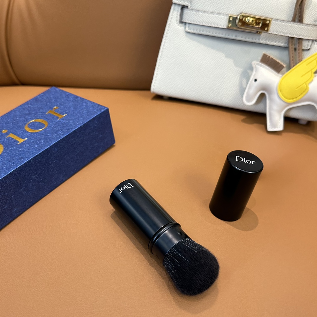 Dior Retractable Portable Makeup Brush