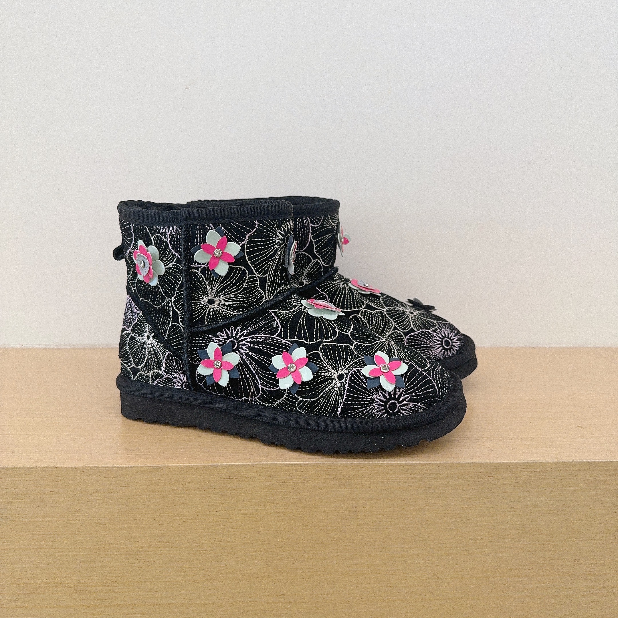 Floral Embroidered Low-Cut Boots 5854