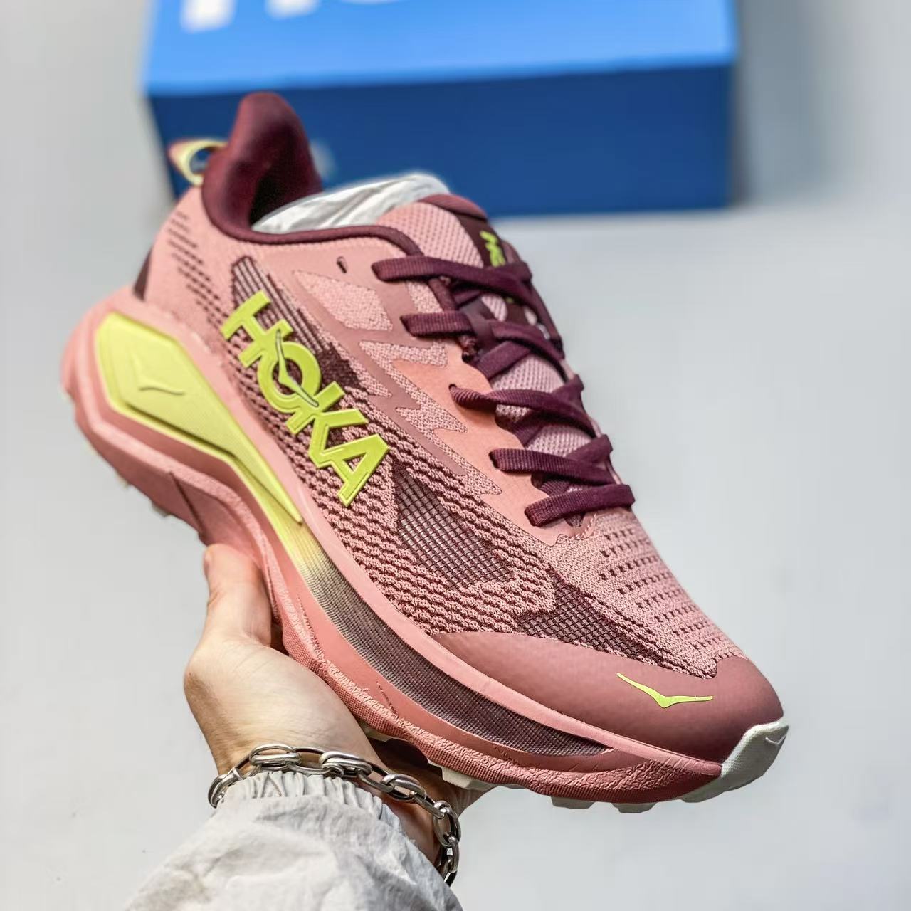 Hoka Challenger 8