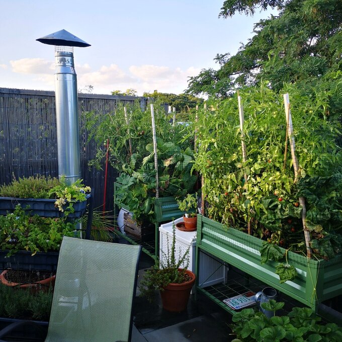 Makenna Steel Elevated Planter
