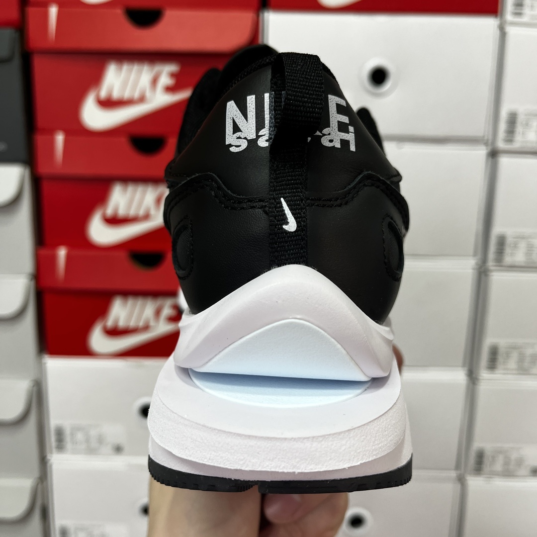Nike x sacai Sneakers detail 1