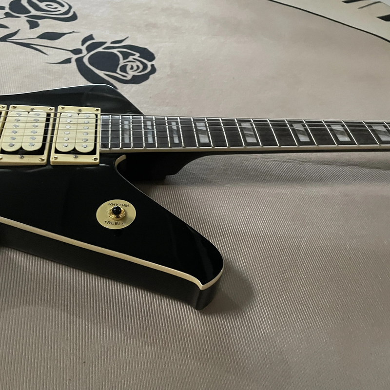 6String Black Electric Guitar Rosewood Fingerboard Guitar Gold Hardware Tremolo