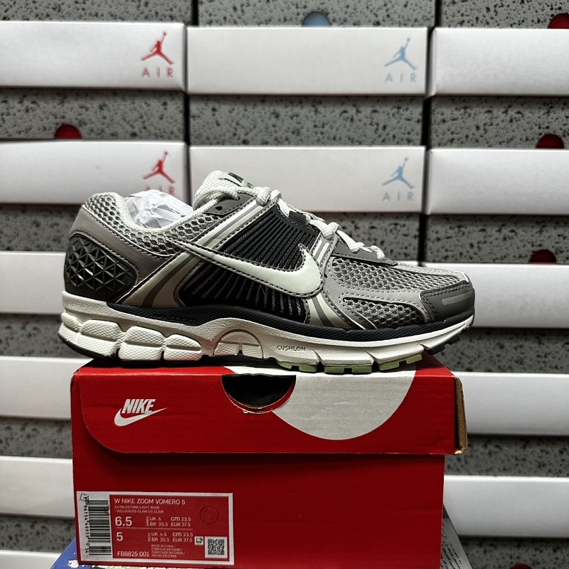 Nike Air Zoom Vomero 5 Sneakers