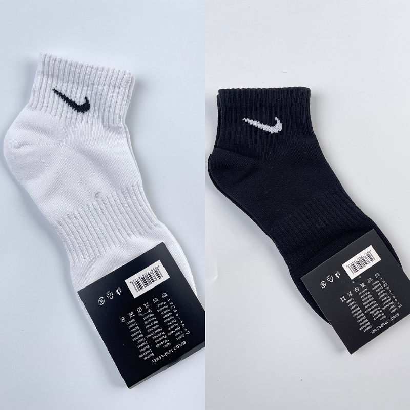 Nike Mid-Crew Socks White Black