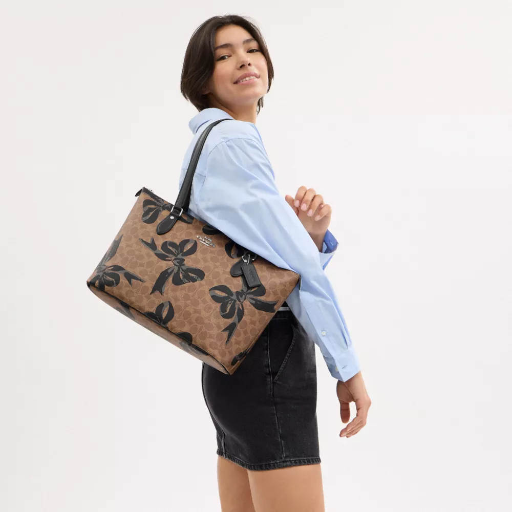 Gallery Tote Bag In Signature Canvas With Bow Print