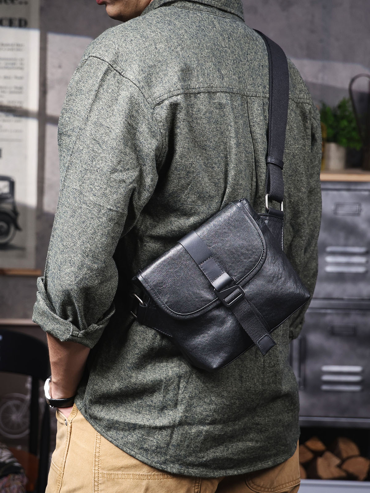 Modern Utility Leather Crossbody Pouch - Compact Design for the Urban Lifestyle