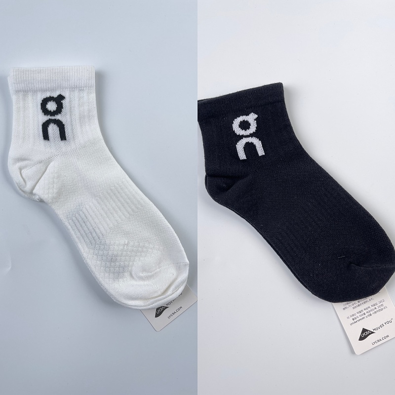 On Running Mid-Crew Socks White Black