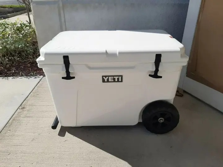 YETI TUNDRA HAUL PORTABLE WHEEL COOLER