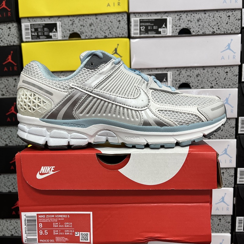 Nike Air Zoom Vomero 5 Sneakers