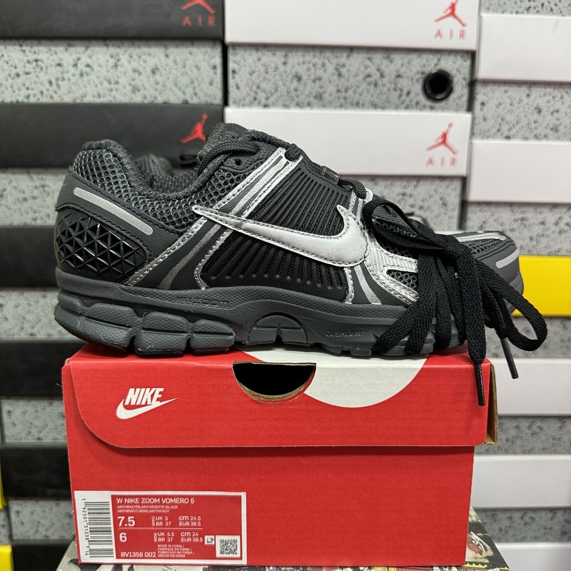 Nike Air Zoom Vomero 5 Sneakers