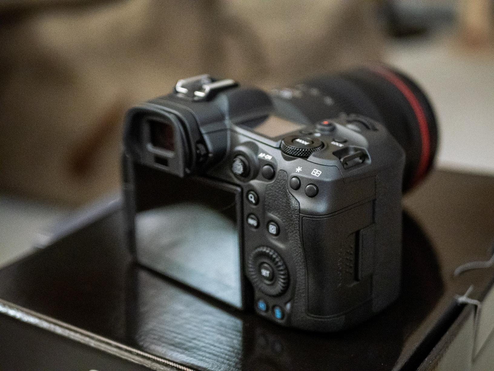 Canon EOS R5 Full-Frame Mirrorless Camera w/ RF24-105mm F4 L is