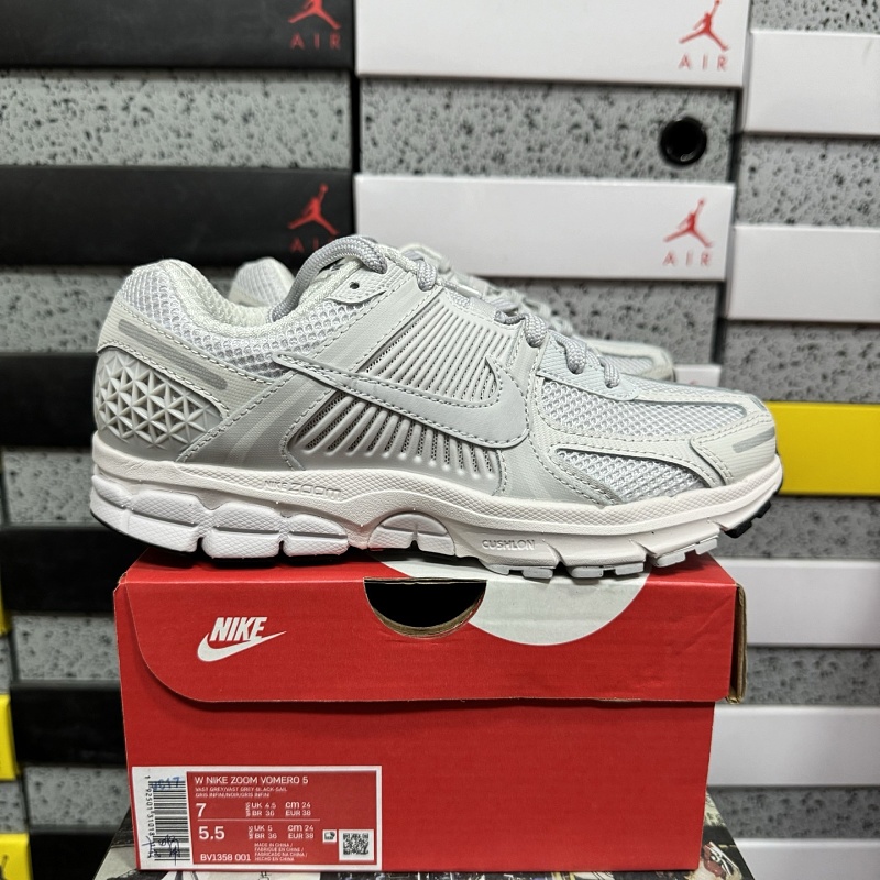 Nike Air Zoom Vomero 5 Sneakers