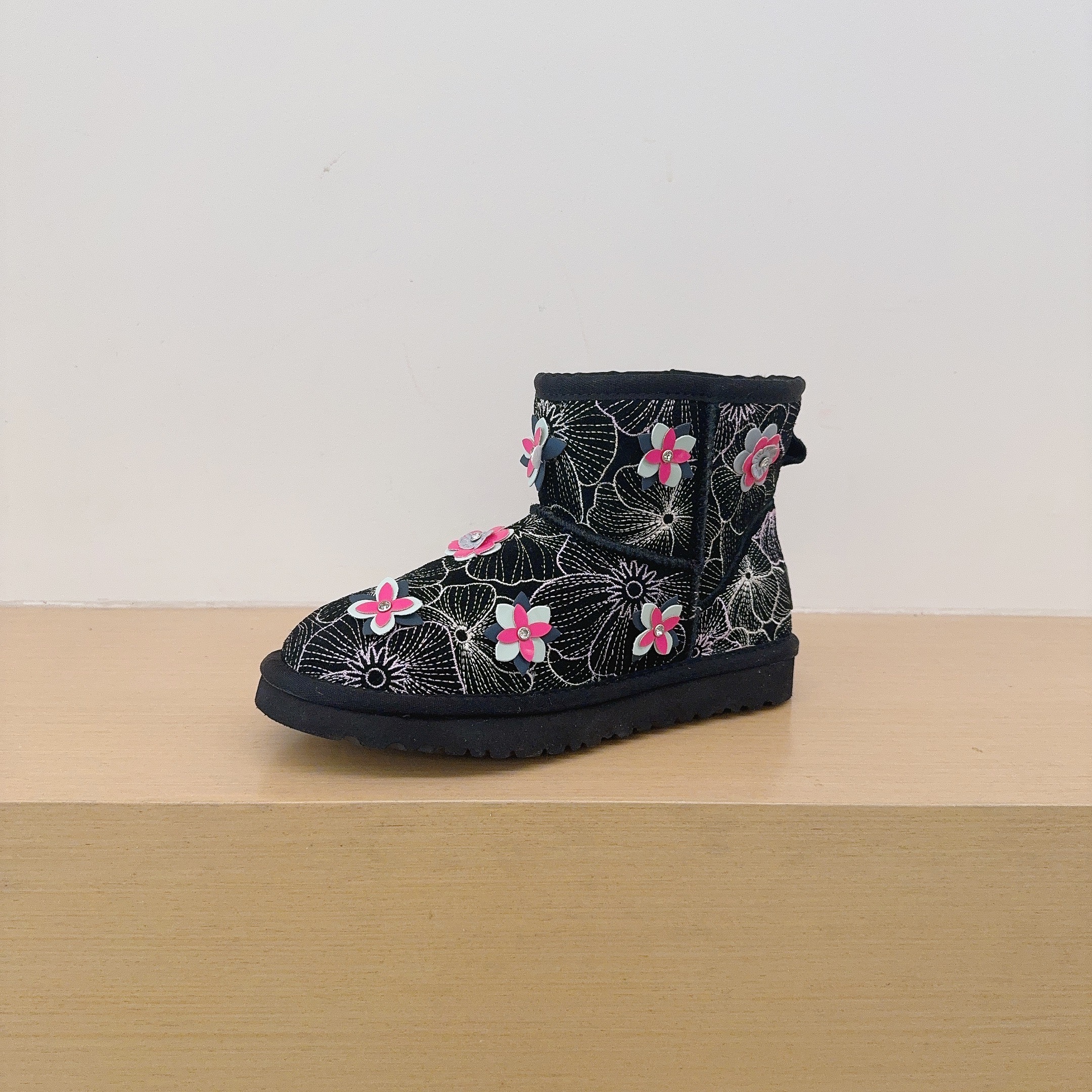 Floral Embroidered Low-Cut Boots 5854