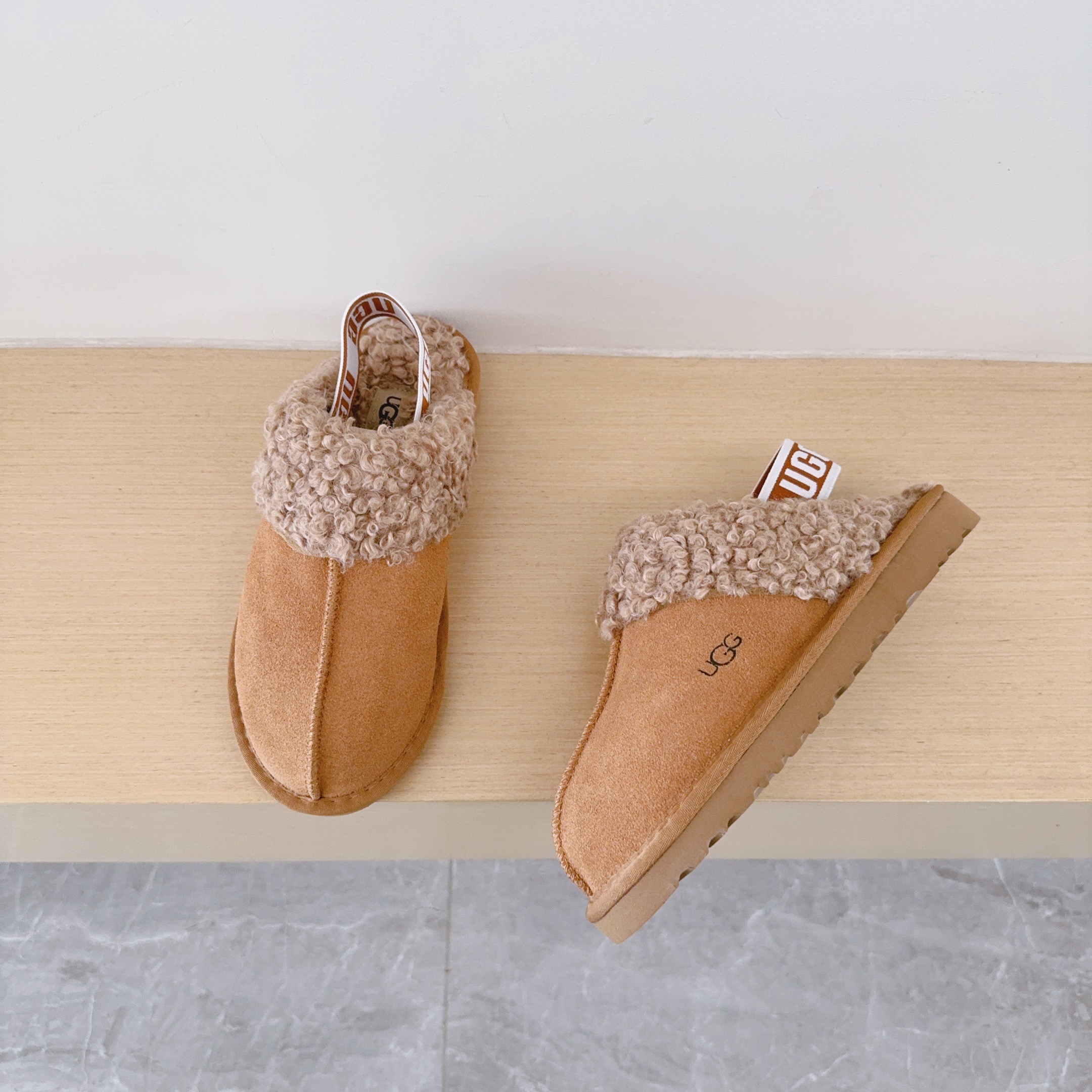 UGG Kids Curly Fleece Star Letter Slippers