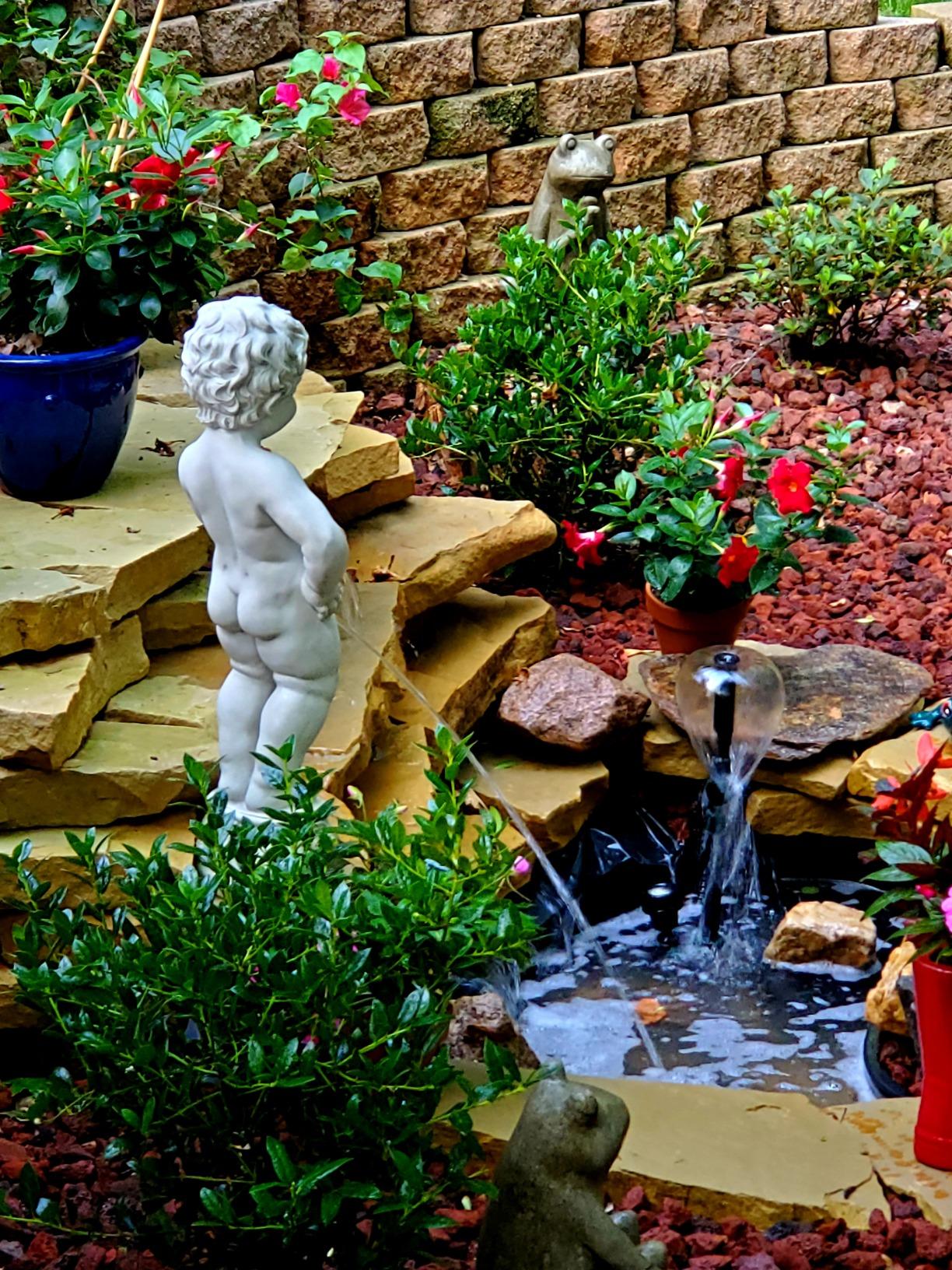 Complete Manneken Pis Peeing Boy Water Fountain Garden Decor