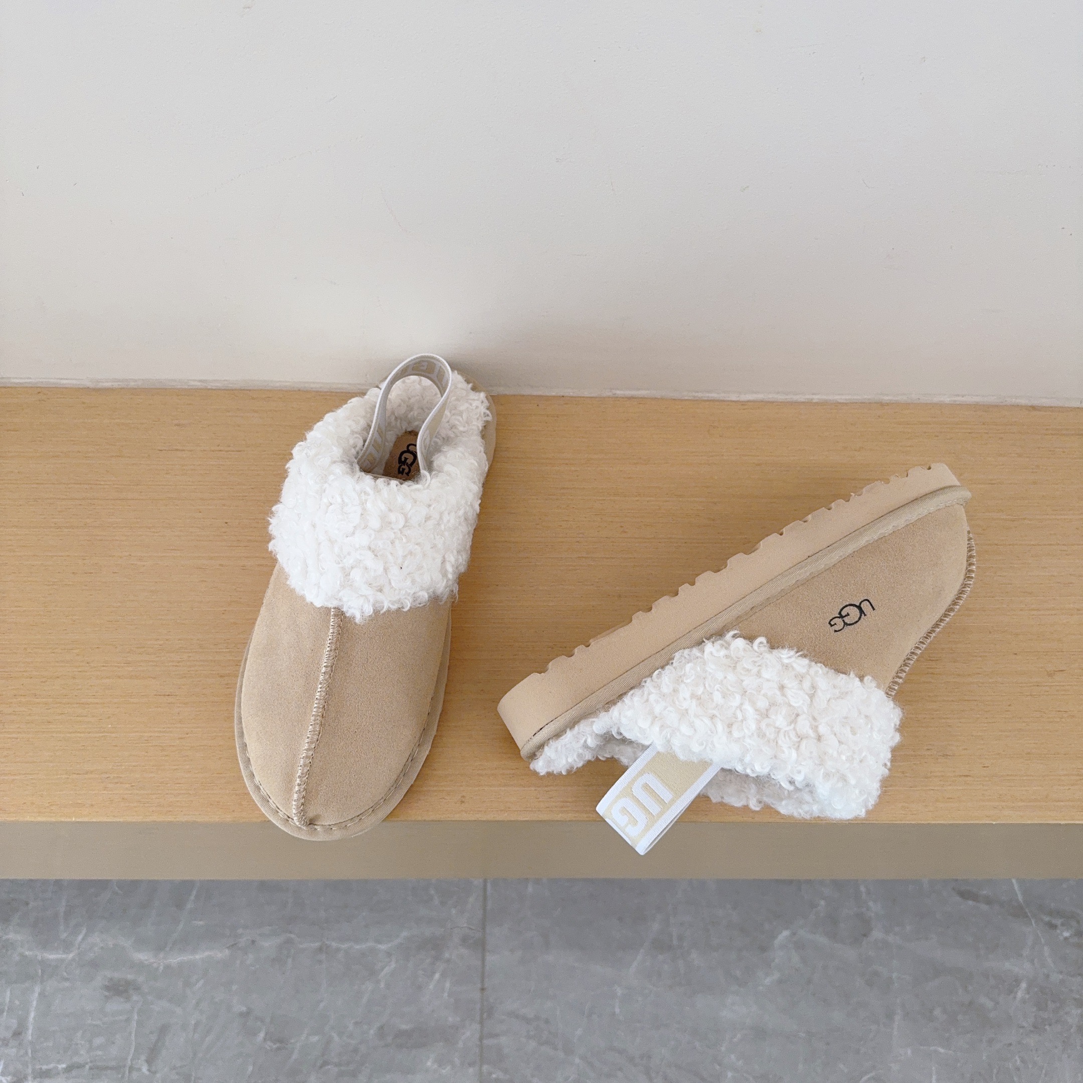 UGG Kids Curly Fleece Star Letter Slippers