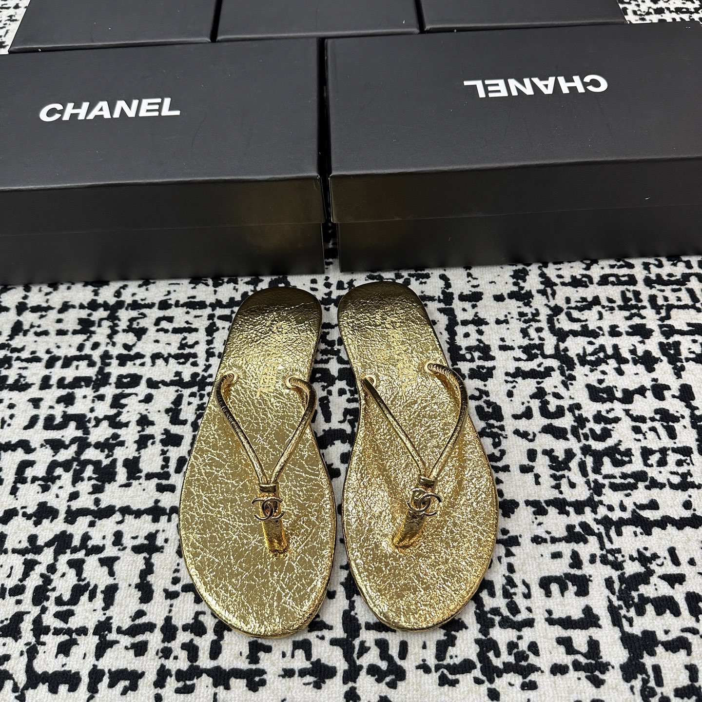 Chanel Logo Flip-Flops - Silver & Gold
