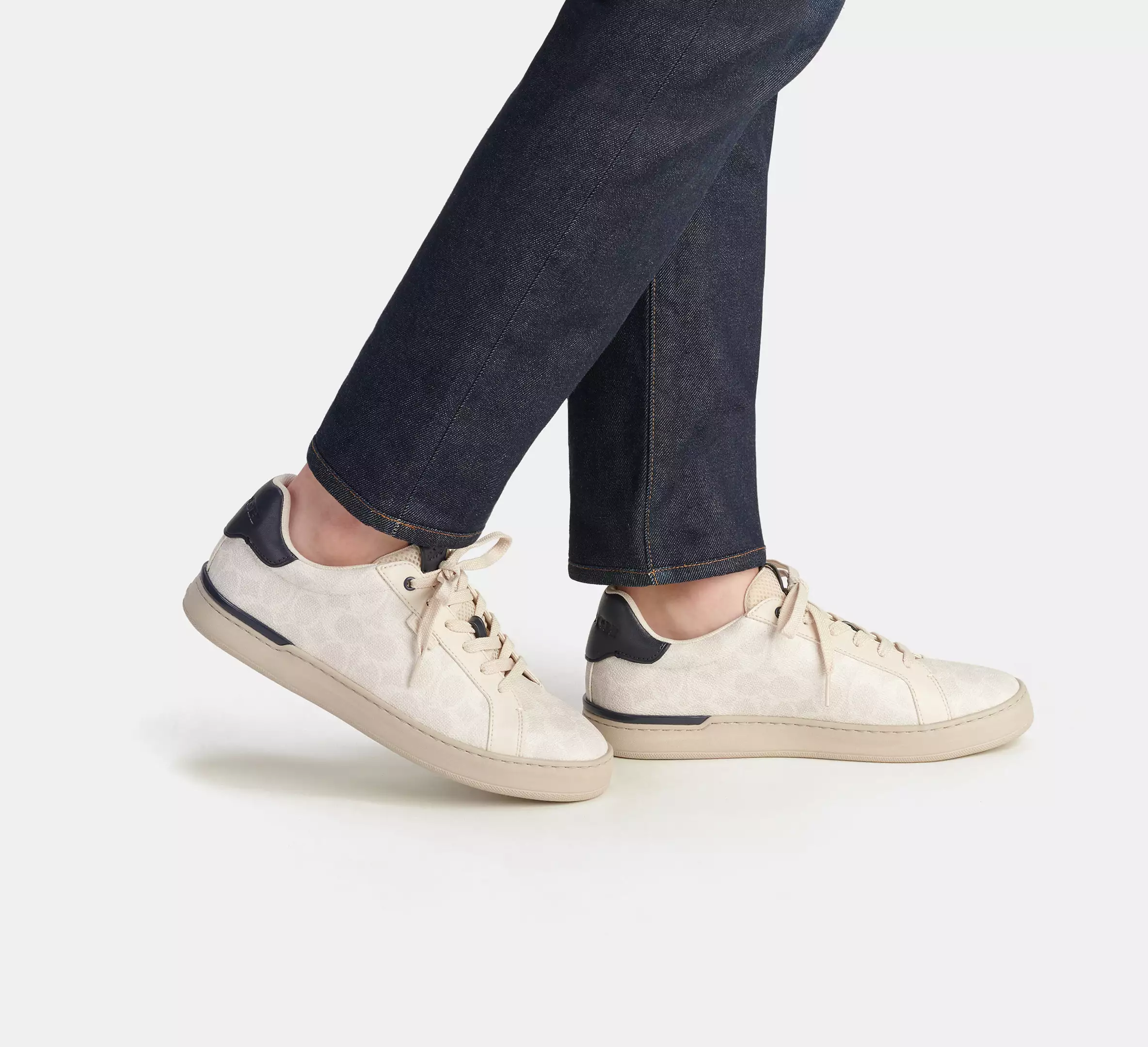COAthtCH Lowline Low Top Sneaker In Signature Canvas