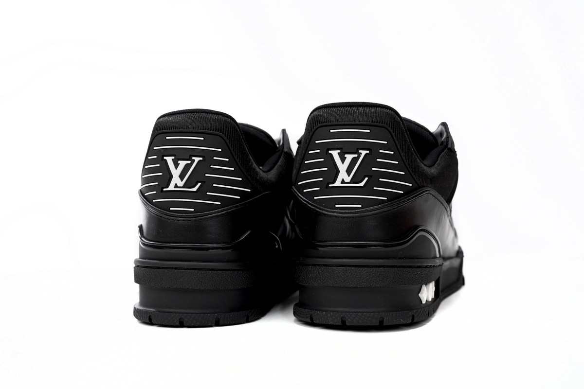 Louis Vuitton Trainer All Black Embossing 1AARER