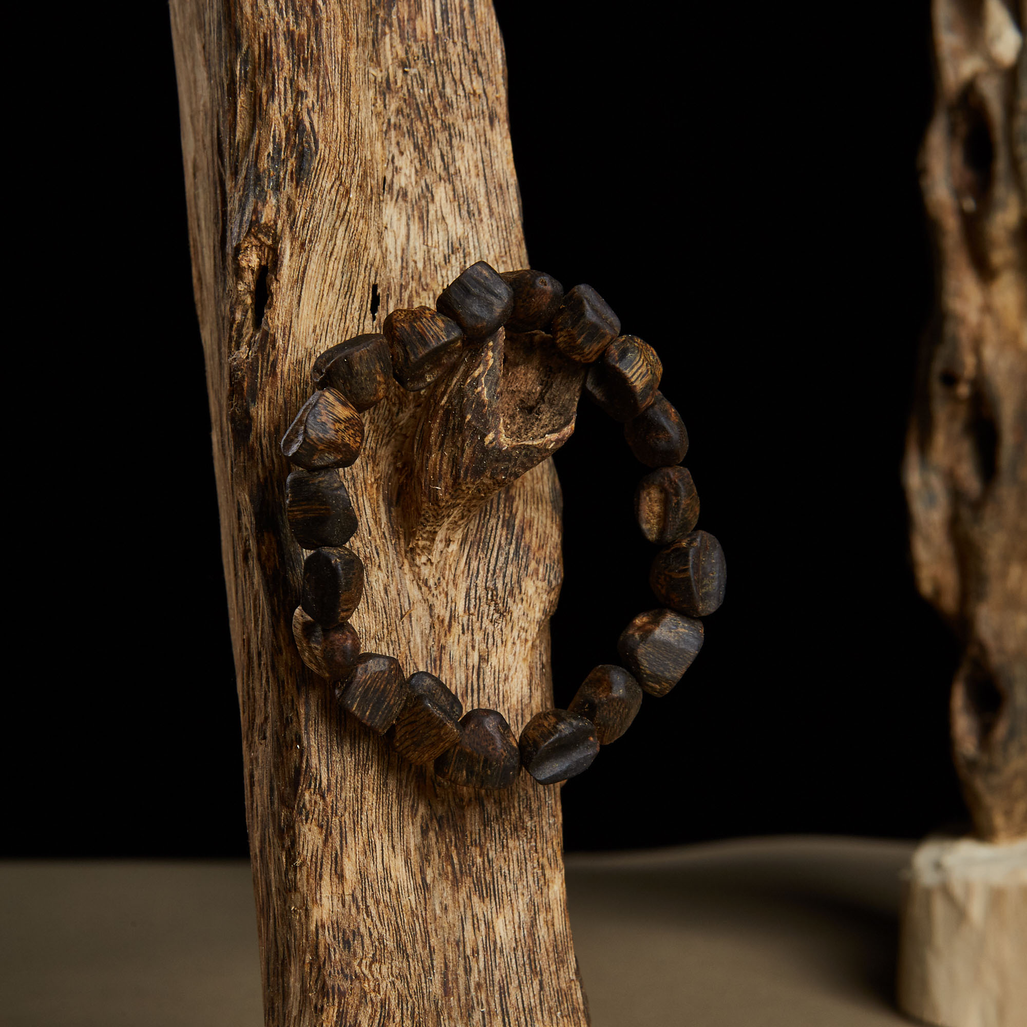 Free-shaped beads agarwood bracelet